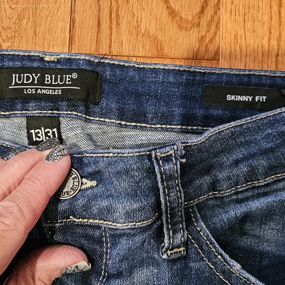Judy Blue Skinny Fit Distressed Jeans Size 13 - Picture 3 of 3